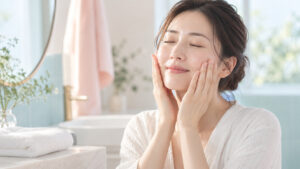女性が両手で頬をやさしく包み込む敏感肌向けのスキンケア風景