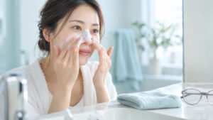 女性が鼻の付け根を泡でやさしく洗顔している様子